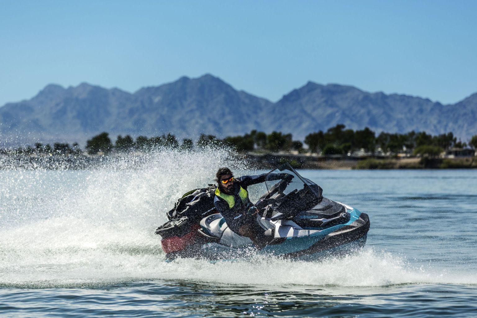 Jet-ski Sea-Doo en mer pour loisirs nautiques